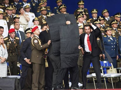 Guardaespaldas protegen a Maduro tras la explosión de un dron el pasado 4 de agosto. En vídeo: La familia de un opositor cree que fue torturado para inculparse en el atentado contra Maduro.