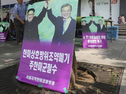 Carteles con los líderes de las dos Coreas, Kim Jong Un, a la izquierda, y el presidente Moon Jae-in.