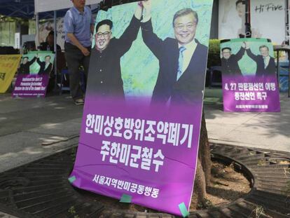 Carteles con los líderes de las dos Coreas, Kim Jong Un, a la izquierda, y el presidente Moon Jae-in.