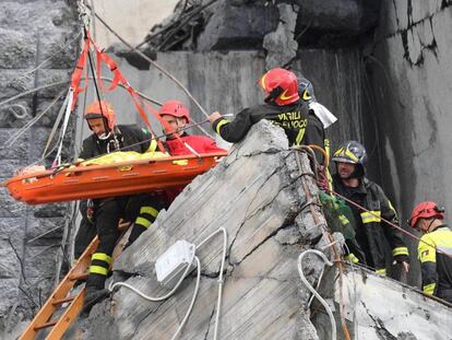 Davide Capello cuenta este martes cómo sobrevivió tras precipitarse con su coche por el derrube de un puente en Génova (Italia).