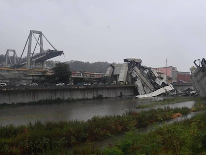 Miembros de los servicios de rescate trabajan en la búsqueda de víctimas tras el derrumbe de un puente en Génova (Italia).