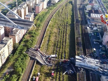 Vista aérea de los escombros y destrozos ocasionados por la caída parcial del puente de Génova.