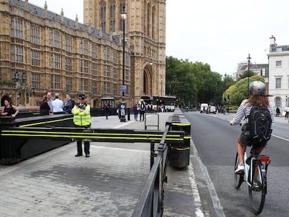 Un ciclista passa aquest dimecres davant del Parlament britànic.