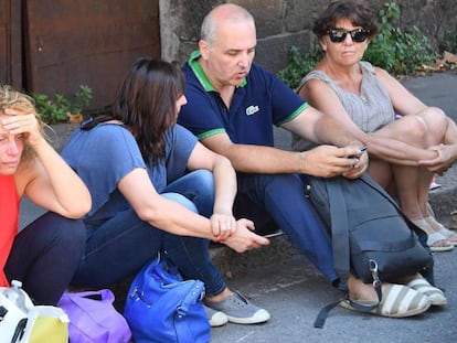 Residentes desplazados cerca del puente que colapsó este martes en Génova (Italia).