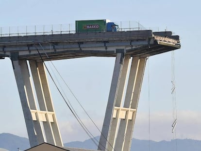El camión que se salvó del derrumbe en Génova el pasado martes. En vídeo: El milagro que salvó a un camionero de morir aplastado por el puente Morandi.