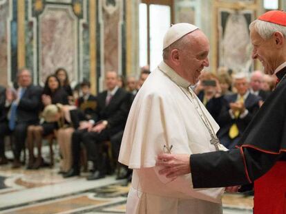 El Papa con el cardenal Wuerl, acusado de encubrir los hechos. En vídeo: Declaraciones del portavoz del Vaticano Greg Burke.