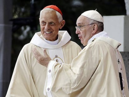 El Papa con el cardenal Wuerl, acusado de encubrir los hechos, en Washington en 2015. En vídeo: Vidas marcadas por el abuso sexual en el seno de la Iglesia.