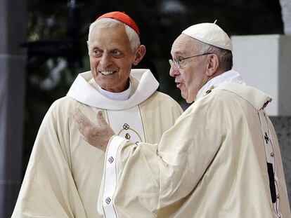 El Papa con el cardenal Wuerl, acusado de encubrir los hechos, en Washington en 2015. En vídeo: Vidas marcadas por el abuso sexual en el seno de la Iglesia.