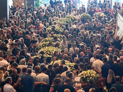 Miles de personas asisten al fueneral de Estado por las víctimas del derrumbe de un viaducto celebrado este sábado en Génova.