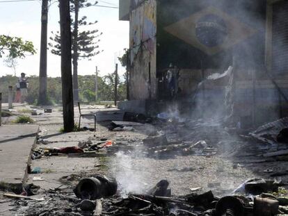 Daños ocasionados por un ataque contra un campamento improvisado de venezolanos en Pacaraima, este sábado / En vídeo, manifestación de un grupo de brasileños contra inmigrantes venezolanos en Pacaraima (QUALITY-REUTERS)