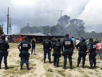 Agentes de policía protegen a inmigrantes venezolanos.