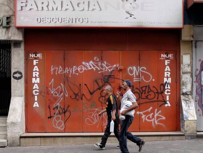Una farmacia cerrada en Caracas, el sábado.