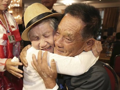 La surcoreana Lee Keum-seom, de 92 años, se abraza a su hijo norcoreano Ri Sang Chol, de 71 años, este lunes en Corea del Norte. En vídeo, imagenes del reencuentro.