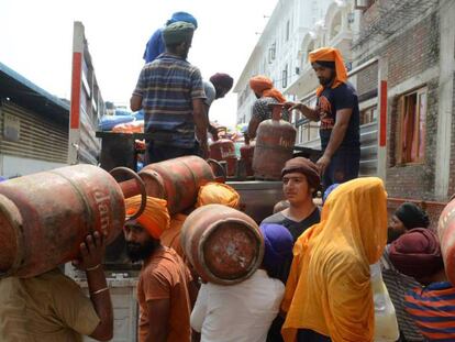 Voluntarios indios ayudan en la recuperación de Kerala.