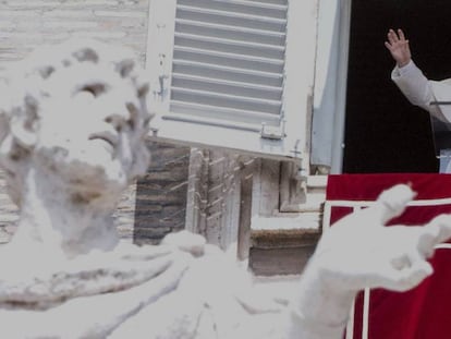 El papa Francisco recita el Angelus desde la ventana del palacio apostólico en la plaza de San Pedro en el Vaticano, el 15 de agosto último. En vídeo, el portavoz de Francisco analiza el contenido de la carta.