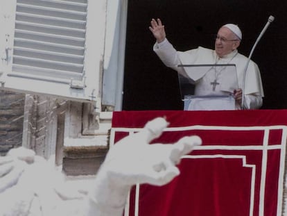 El papa Francisco recita el Angelus desde la ventana del palacio apostólico en la plaza de San Pedro en el Vaticano, el 15 de agosto último. En vídeo, el portavoz de Francisco analiza el contenido de la carta.