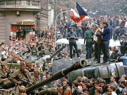 Ciudadanos checos rodean tanques soviéticos, el 21 de agosto de 1968 en Praga.