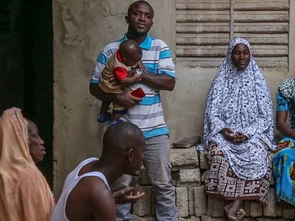 Amadou Dabou, junto a su familia, en Mbour (Senegal).