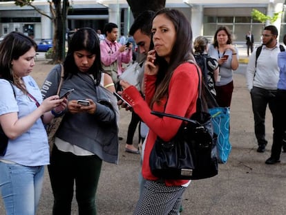 Unos trabajadores desalojados en Caracas.