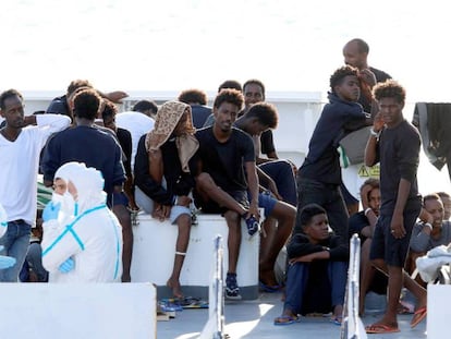 Los migrantes a bordo del Diciotti aguardan un acuerdo atracados en el puerto de Catania / En vídeo, declaraciones del portavoz de la Comisión Europea