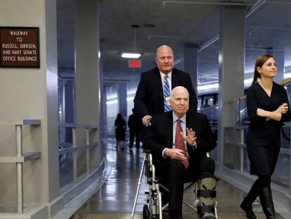 John McCain, en silla de ruedas, en Washington en 2017 / En vídeo, el senador republicano John McCain deja de recibir tratamiento (QUALITY-REUTERS)