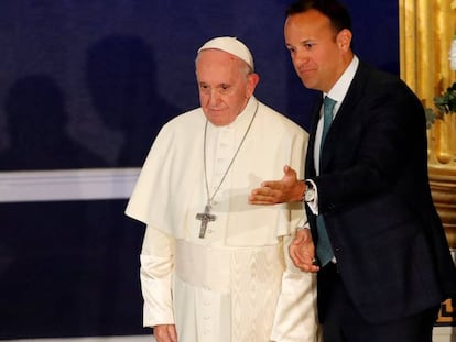 El primer ministro irlandés, Leo Varadkar, recibe al papa Francisco en Dublín. / En vídeo, el papa Francisco visita este fin de semana Irlanda con motivo del Encuentro Mundial de las Familias
