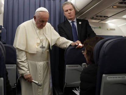 Francesc a l'avió papal.