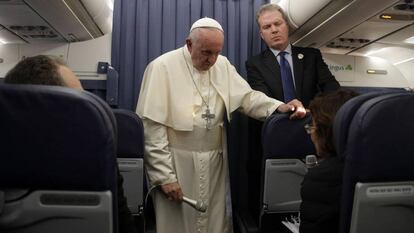Francisco escucha en el avión papal la pregunta de una periodista estadounidense sobre las acusaciones de encubrimiento.
