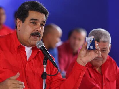 Maduro muestra una de las láminas de oro. En vídeo, declaraciones de Nicolás Maduro.