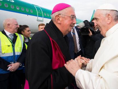 El Papa Francisco junto al arzobispo de Dublín, Diarmuid Martin, este domingo en Irlanda.