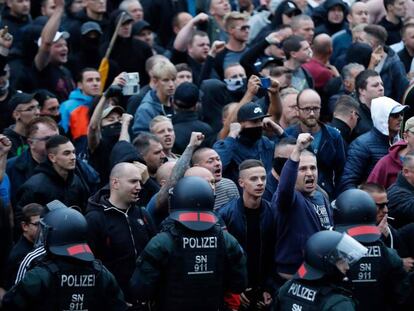 Manifestantes en la protesta organizada por PEGIDA en la localidad de Chemnitz este lunes.