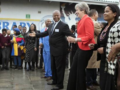 La primera ministra británica, Theresa May, durante una visita en Ciudad del Cabo (Sudáfrica) este martes. En vídeo, el baile de la líder conservadora