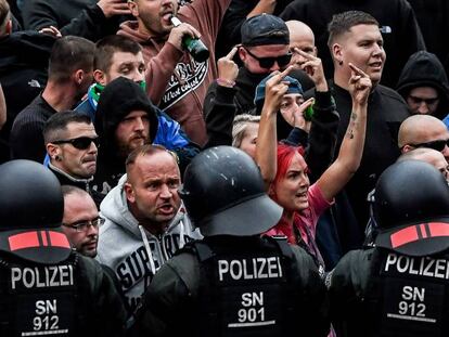 Protesta ultraderechista en la ciudad de Chemnitz. En vídeo, declaraciones de la canciller alemana, Angela Merkel.