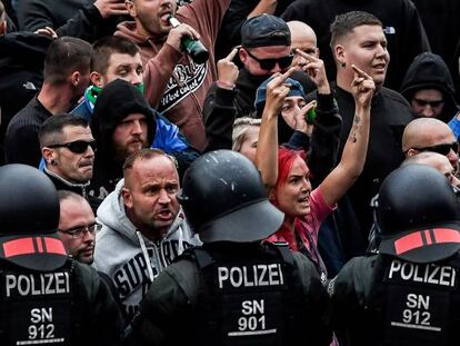 Protesta ultraderechista en la ciudad de Chemnitz. En vídeo, declaraciones de la canciller alemana, Angela Merkel.