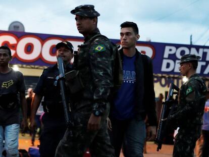 Soldados brasileños patrullan una calle próxima a la frontera en Pacaraima.