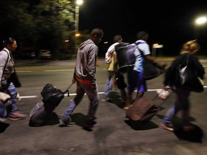 Migrantes venezolanos recorren la vía hacia la ciudad colombiana de Bucaramanga desde Cúcuta.