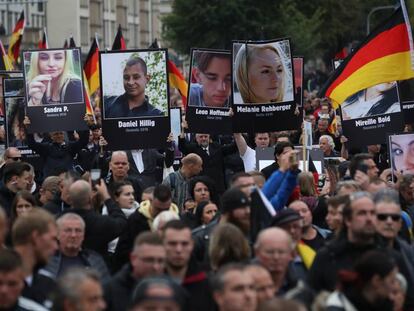 Cientos de manifestantes de ultraderecha, este sábado en Chemnitz. En vídeo: Partidarios y opositores de la política de inmigración de Merkel se manifiestan en Chemnitz.