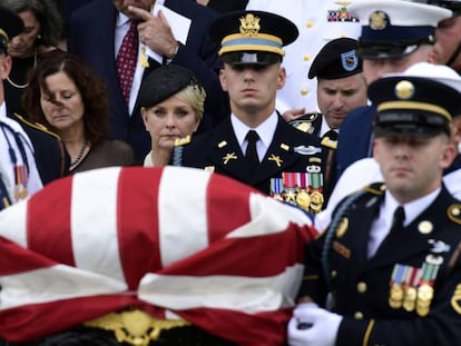 Cindy McCain (centro), viuda del senador, camina ante el ataúd de su marido. En vídeo: Así fue el discurso de Meghan McCain en el funeral de su padre.