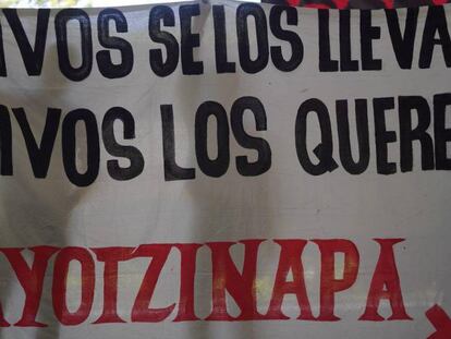 Familiares de los 43 estudiantes en la norma rural de Ayotzinapa.