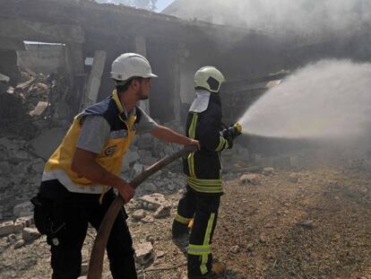 FOTO: Bomberos sirios apagan un incendio causado por bombardeos en Jadraya (Idlib). / VÍDEO: Declaraciones de Staffan de Mistura, enviado de la ONU a Siria.