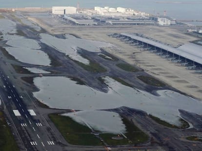 Fotografía aérea de un área inundada en aeropuerto internacional de Kansai este miércoles.