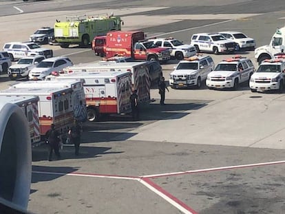 Los equipos de emergencia, este miércoles alrededor del avión de Emirates que está en cuarentena en el aeropuerto John F. Kennedy de Nueva York.