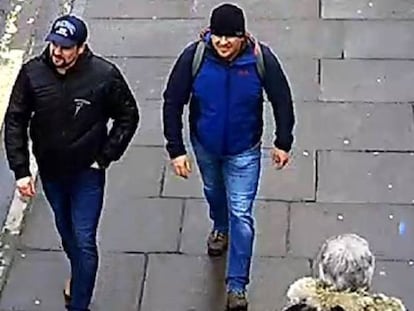 Los dos ciudadanos rusos sospechosos del envenenamiento al exespía ruso, Serguéi Skripal, y su hija Yulia, en una imagen tomada por una cámara de seguridad en Salisbury. En vídeo, comparecencia policial.