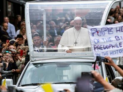 Un activista muestra una pancarta en contra del papa Francisco, mientras recorre las calles del centro de Dublín a bordo del papamóvil, el pasado agosto. En vídeo: Vidas marcadas por el abuso sexual en el seno de la Iglesia. EFE / ATLAS