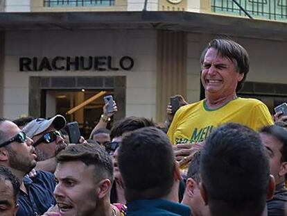 Jair Bolsonaro gesticula tras recibir una puñalada este jueves en Juiz de Fora, en el Estado de Minas Gerais.