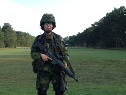 Liv Widqvist, en el campo de entrenamiento de tiro con fuego real en Gotland (Suecia).