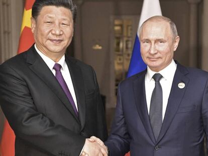 El presidente de China, Xi Jinping, y su homólogo ruso, Vladímir Putin, el 26 de julio en Johannesburgo (Sudáfrica).