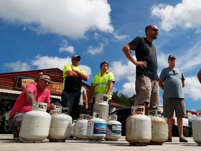 Ciudadanos hacen fila para comprar gas propano horas antes de la llegada del huracán Florence en Myrtle Beach