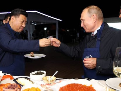 El presidente chino, Xi Jinping, y su homólogo ruso, Vladímir Putin, brindan este martes en Vladivostok.