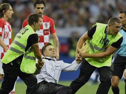 Piotr Verzílov, cuando saltó al campo durante la final del Mundial de fútbol entre Francia y Croacia el 15 de julio. En vídeo, perfil de Verzílov.